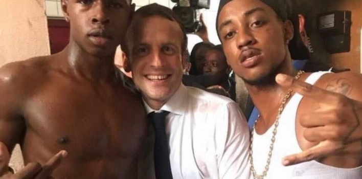 1322333-emmanuel-macron-pose-avec-deux-jeunes-sur-l-ile-de-saint-martin-capture-twitter.jpg