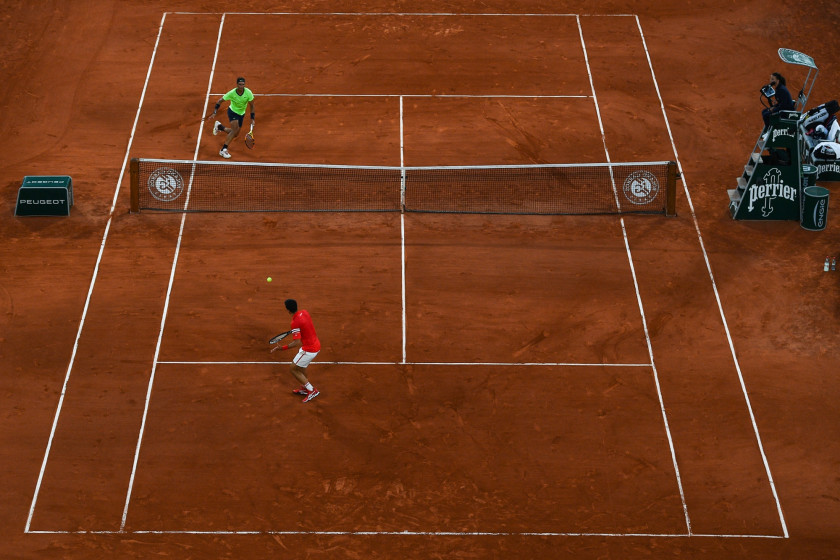 Rafael Nadal face à Novak Djokovic lors de la demi-finale de Roland-Garros le 11 juin 2021.