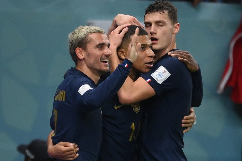 Antoine Griezmann, Kylian Mbappé et Benjamin Pavard avec les Bleus à Doha le 22 novembre 2022