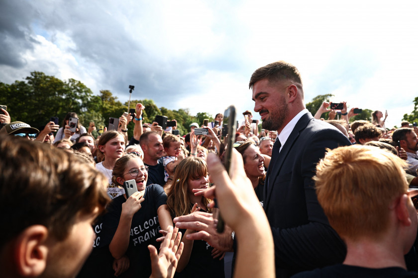 Grégory Alldritt a fendu la foule ce samedi 2 septembre à Reuil-Malmaison, rejoignant le camp de base du XV de France pour le Mondial 2023.