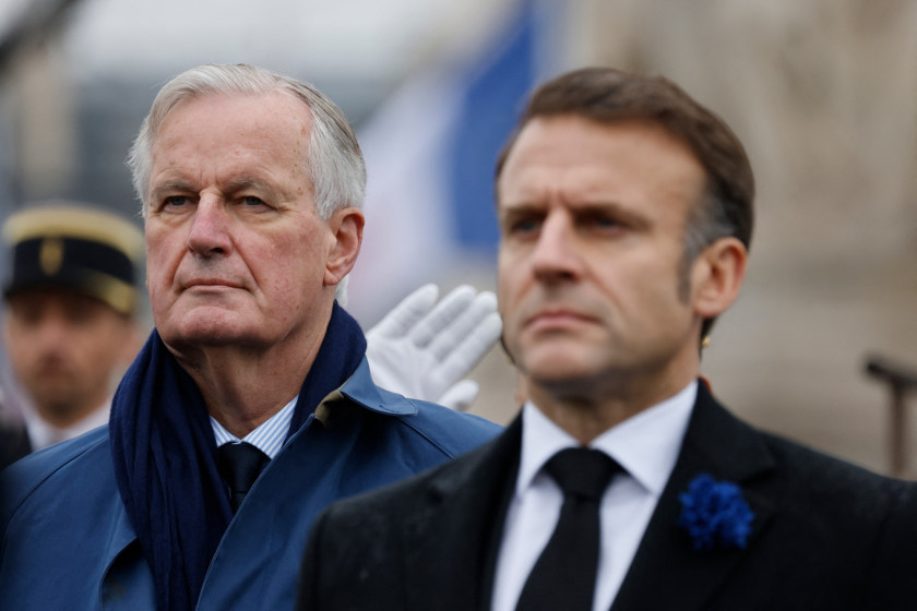 Emmanuel Macron et Michel Barnier lors des commémorations du 106e anniversaire de l'armistice du 11 novembre 1918, à ​​Paris, le 11 novembre 2024.