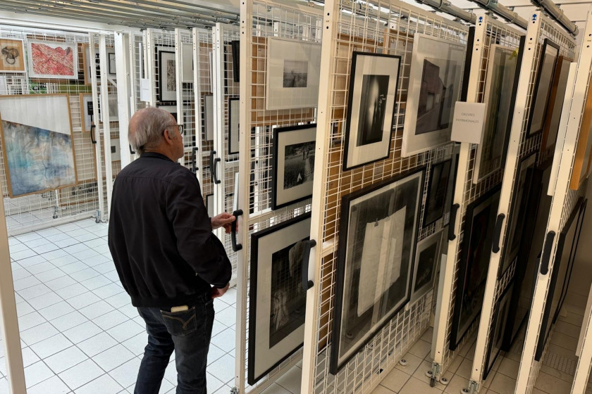 Jacques, abonné à l'artothèque d'Angers depuis 1986, choisit une œuvre à accrocher dans son salon.