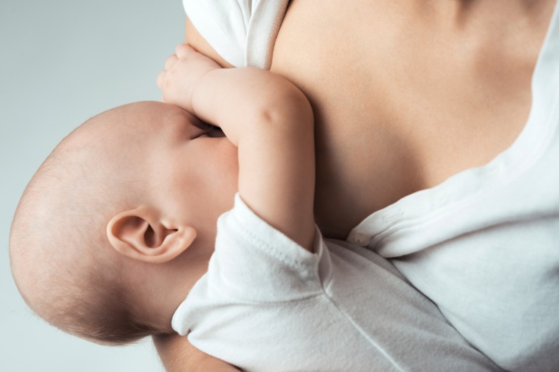 L Allaitement N Est Pas Une Alternative A La Vaccination Previent Michel Cymes