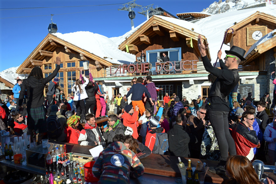 A La Folie M6 Vacances d'hiver : découvrez la Folie Douce, une boîte de nuit au milieu  des pistes