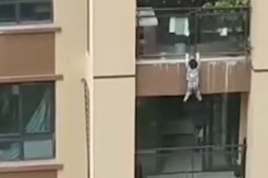 Video Chine Un Enfant De 3 Ans Survit A Une Chute De Cinq Etages