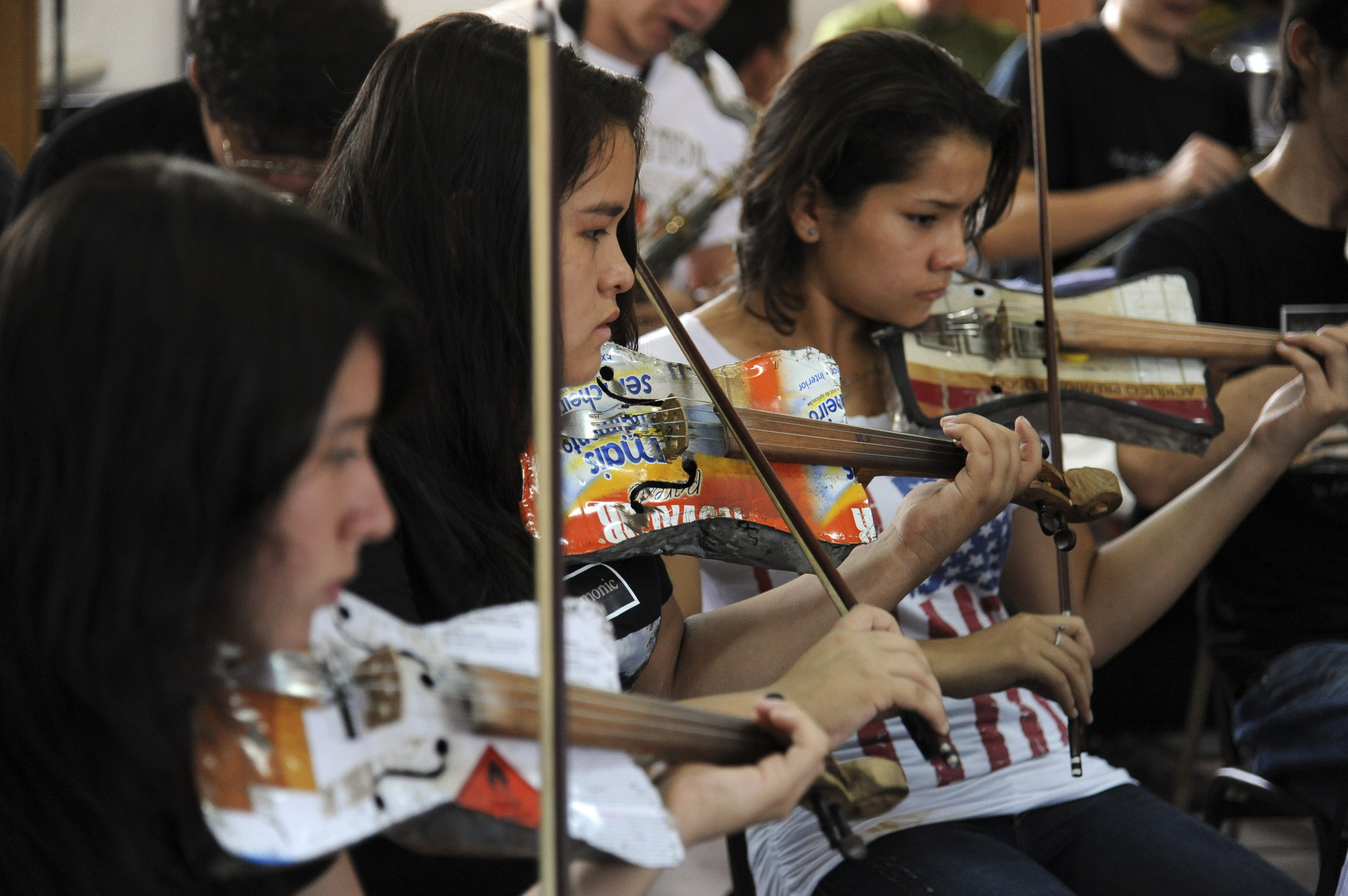 L Orchestre Symphonique De Cateura Du Classique A Metallica Avec Des Instruments Recycles