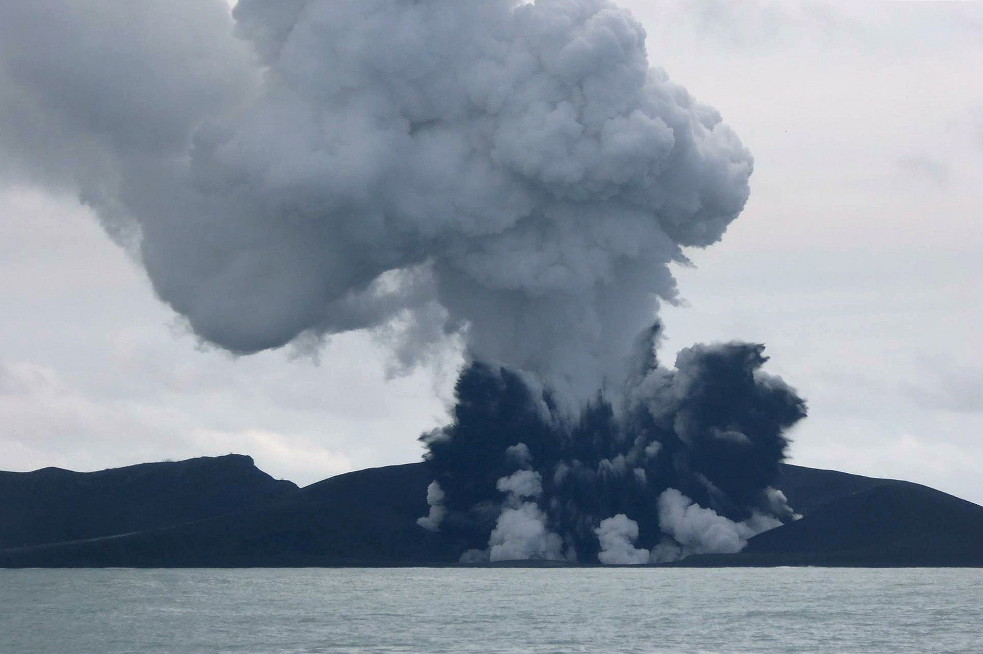 Tonga une éruption volcanique crée une nouvelle île