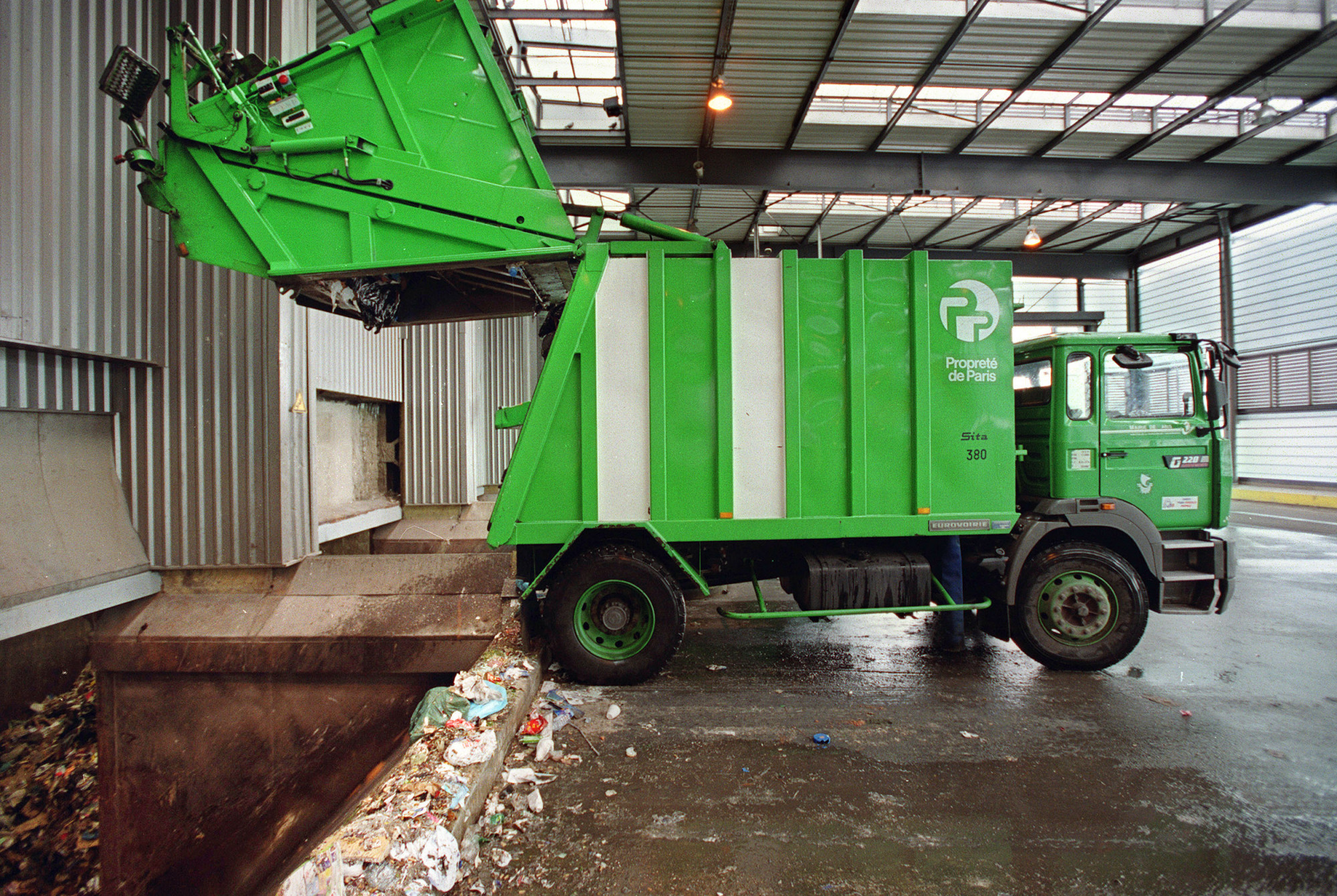 Paris deux éboueurs volent un camion poubelle pour une action antiMacron