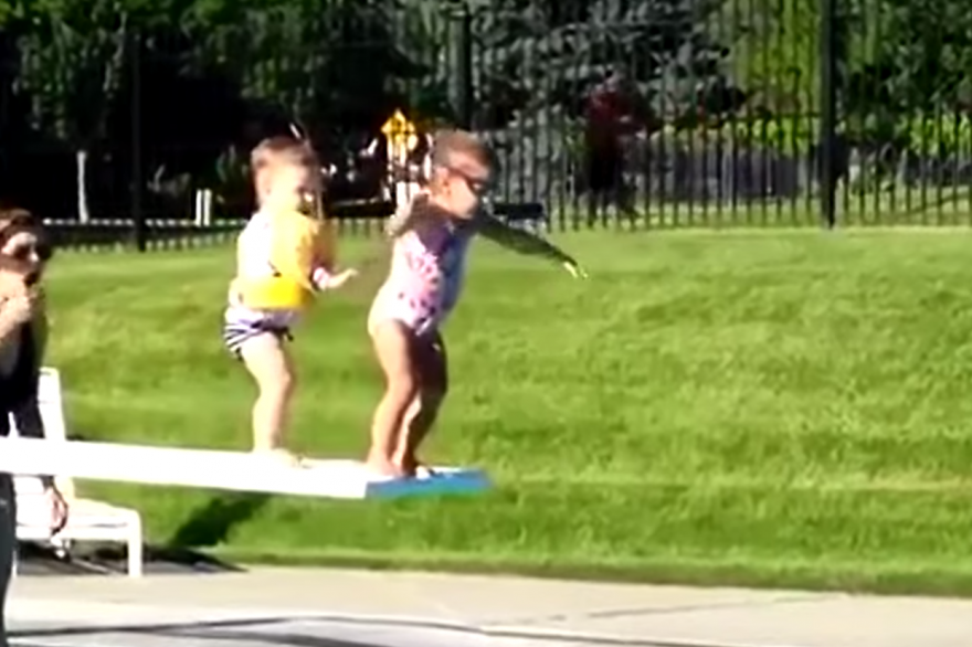 Video Impatient Un Bebe En Pousse Un Autre Sur Le Plongeoir De La Piscine