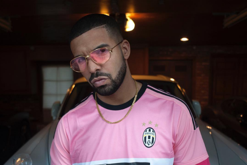 Drake avec le maillot de Pogba