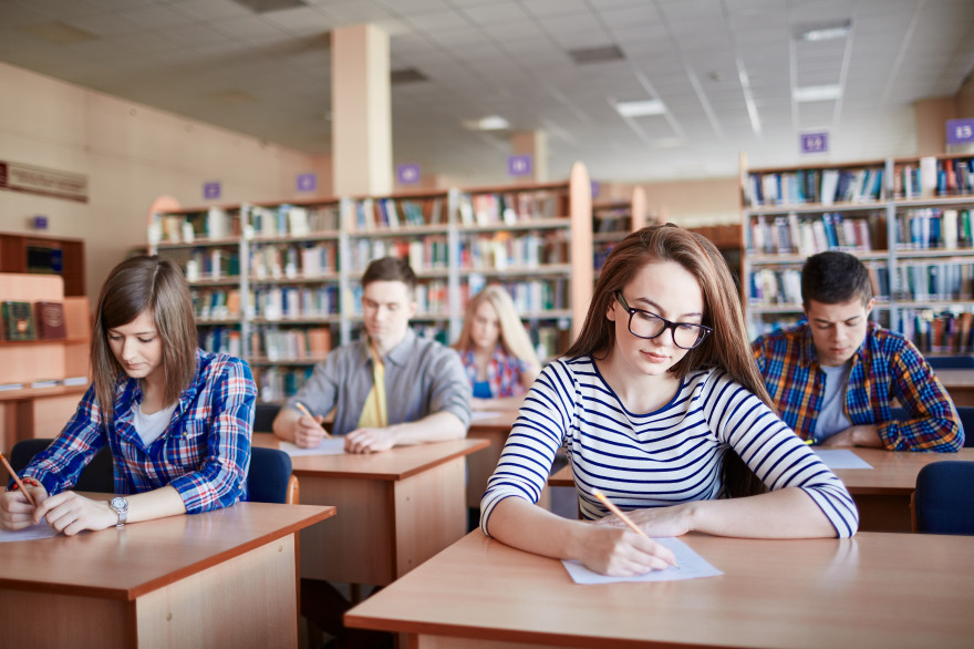 Étudiants passant un test au college