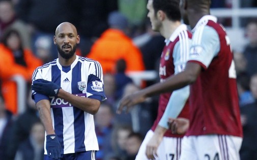 Anelka effectue une "quenelle" après son but