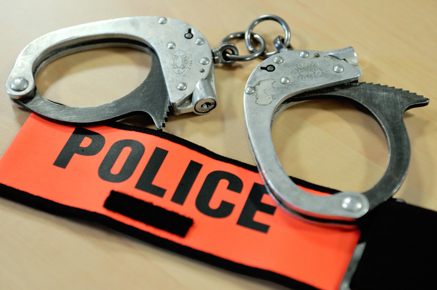 Une paire de menottes dans une commissariat de police d'Arras, le 20 novembre 2013
