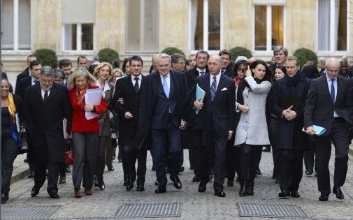 Les membres du gouvernement quittent la place Beauvau pour rejoindre l'Élysée après le traditionnel petit-déjeuner de rentrée le 3 janvier 2014