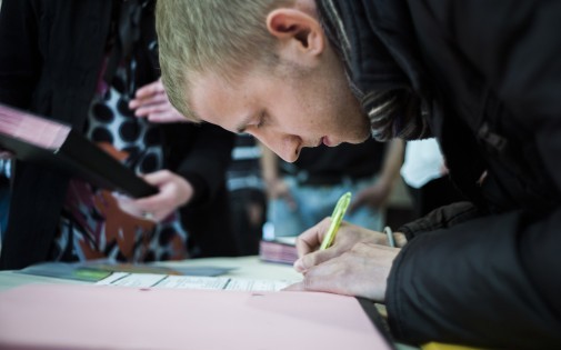 Un jeune signe un contrat de travail à "Cap Emploi Oise".