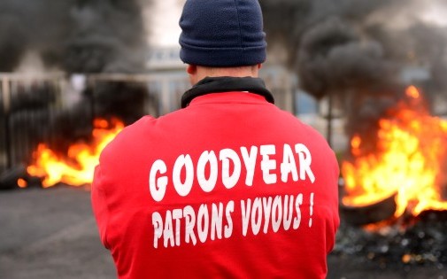 Un salarié de l'usine Goodyear d'Amiens-Nord le 18 novembre 2013.