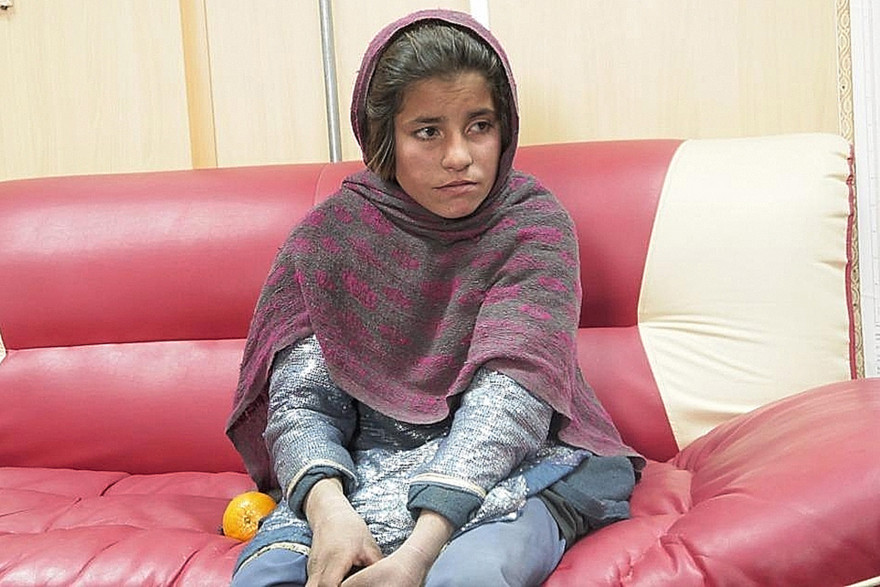 Spozhmai, une Afghane de 10 ans, dit avoir été contrainte par son frère à porter un gilet d'explosifs pour commettre un attentat.