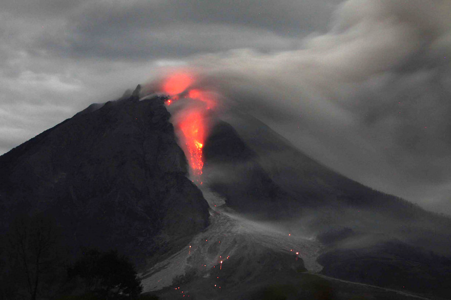 Le Sinabung en Indonésie en éruption le 10 janvier 2014.