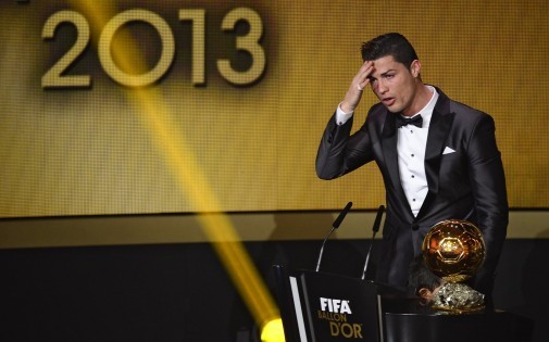 Cristiano Ronaldo ému au moment de recevoir le Ballon d'Or 2013