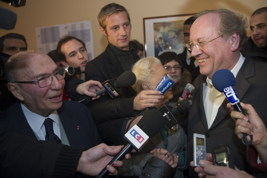 Le maire UMP de Corbeil-Essonnes, Jean-Pierre Bechter, et son prédécesseur Serge Dassault, en décembre 2010 (Archives).