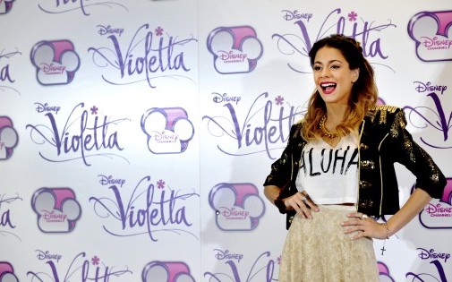 Martina Stoessel interprète Violetta dans la série du même nom, produite par Disney