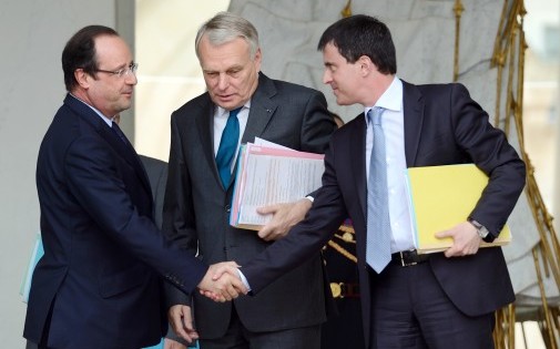 Après l'affaire Dieudonné, le ministre de l'Intérieur voit sa cote de popularité s'effondrer dans plusieurs sondages.