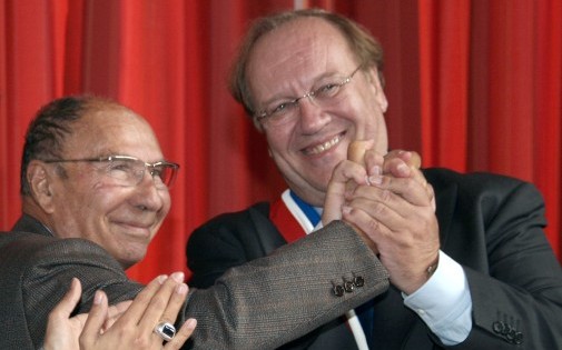 Jean-Pierre Bechter (à droite) le 10 octobre 2009, félicité par son prédécesseur Serge Dassault, après son élection en tant que maire de Corbeil-Essonnes
