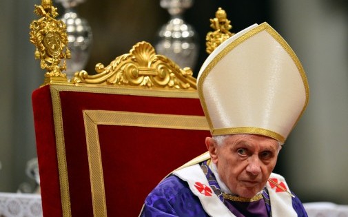 Le pape Benoit XVI célébrant une messe à l'occasion du mercredi des Cendres, le 13 février 2013 dans la basilique Saint-Pierre