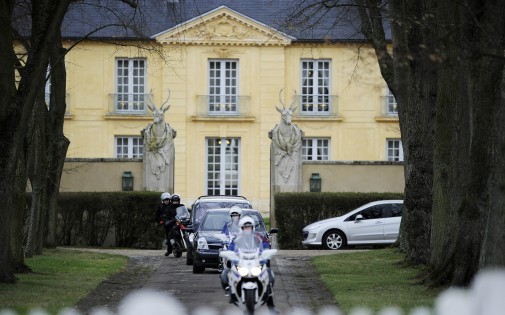 La voiture de Nicolas Sarkozy devant le pavillon de la Lanter en 2011.