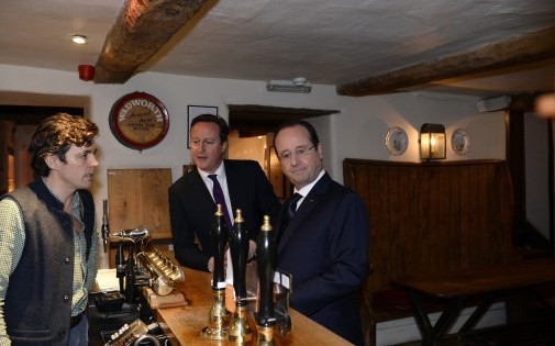 David Cameron a ainsi emmener le Président français dans un authentique pub britannique, "The Swan Inn" à Swingbrook, près de Burford dans l'Oxfordshire.