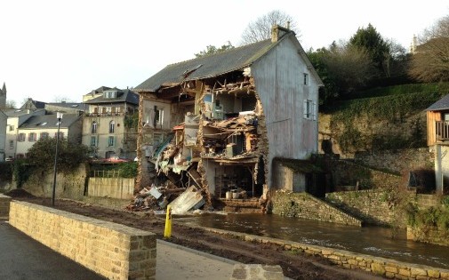 Une maison effondrée après la crue de l'Isole suite aux précipiations de la tempête Dirk.