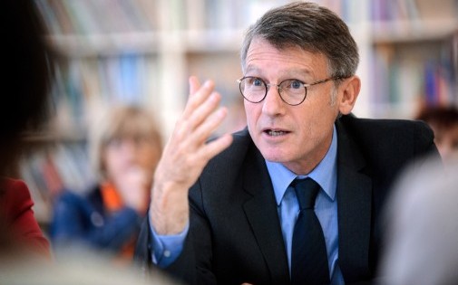 Le ministre de l'Éducation, Vincent Peillon, demande aux politiques de '"laisser les enfants tranquilles".
