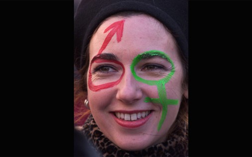 Une femme défile, le 15 janvier 2000 à Paris, à l'appel du Collectif national pour les droits des femmes