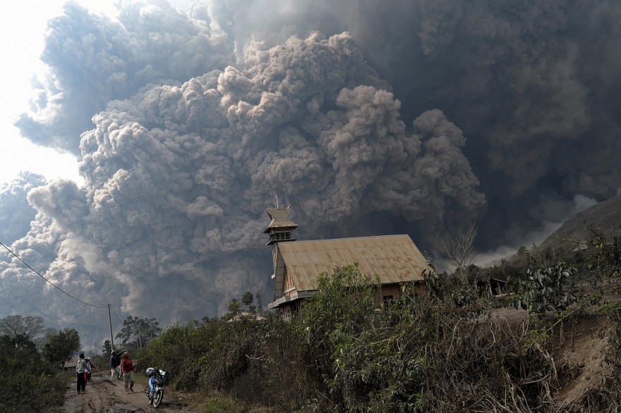 Un nuage de cendres géant s'échappe du volcan Sinabung en Indonésie, le 1er février 2014.
