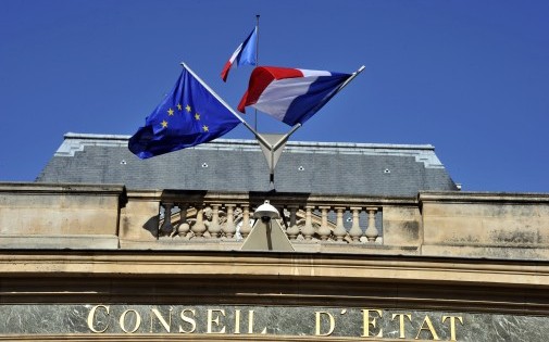 Des drapeaux européen et français flottent au-dessus de l'entrée principale du Conseil d'Etat, le 10 octobre 2010 à Paris (illustration).