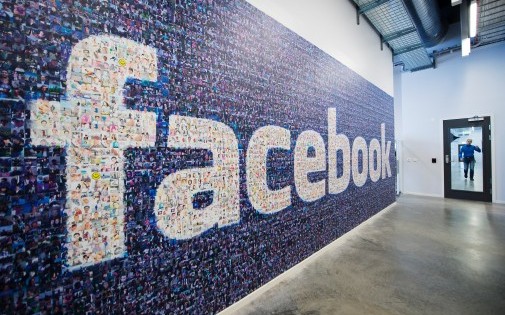Le réseau social Facebook a été créé par Mark Zuckerberg en 2004. Il compte aujourd'hui plus d'un milliard d'abonnés à travers le monde
