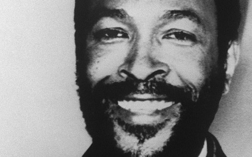 Le chanteur Marvin Gaye et son Grammy Award pour "Sexual Healing", le 23 février 1983.