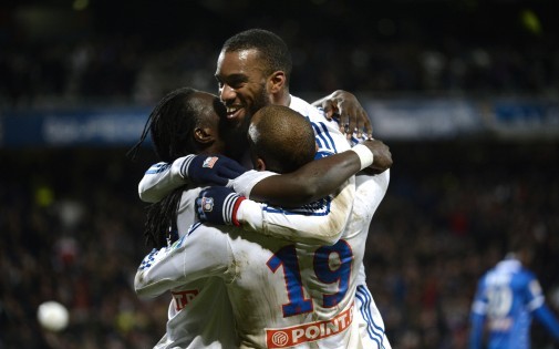 Bafétimbi Gomis, Alexandre Lacazette et Jimmy Briand, attaquants de l'OL, se congratulent