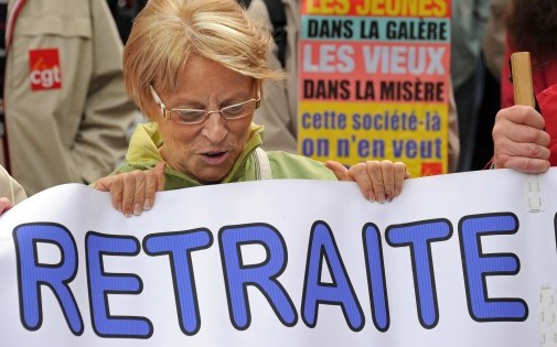 Des personnes défilent le 6 octobre 2011 à Lille à l'appel des cinq organisations syndicales de retraités