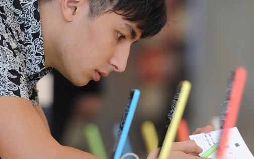 Un homme teste le nouvelle Iphone 5C dans un Apple Store de Glendale, en Californie (photo d'illustration).
