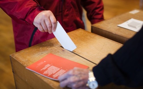 Un citoyen suisse vote le 9 février 2014 à Ascona (illustration)