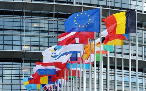 Les drapeaux européens flottent aux côtés de celui de l'UE (illustration).