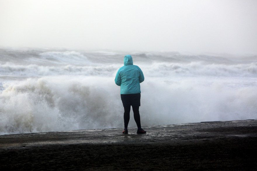 Une personne à Aberystwyth, au Pays de Galles, en Grande-Bretagne, le 12 février 2014 (illustration).