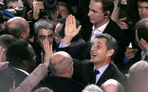 Nicolas Sarkozy en plein bain de foule, à son arrivée au meeting de soutien à Nathalie Kosciusko-Morizet, le 10 février 2014 à Paris