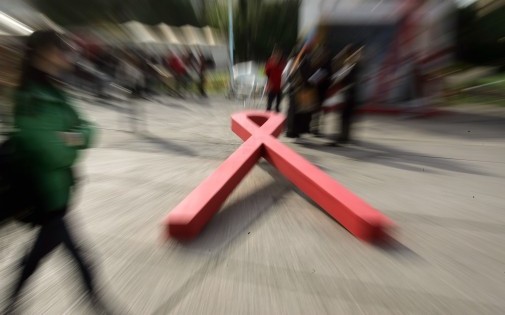 Un ruban rouge symbolisant l'action contre le Sida à Athènes, le 1er décembre 2008 (archives)