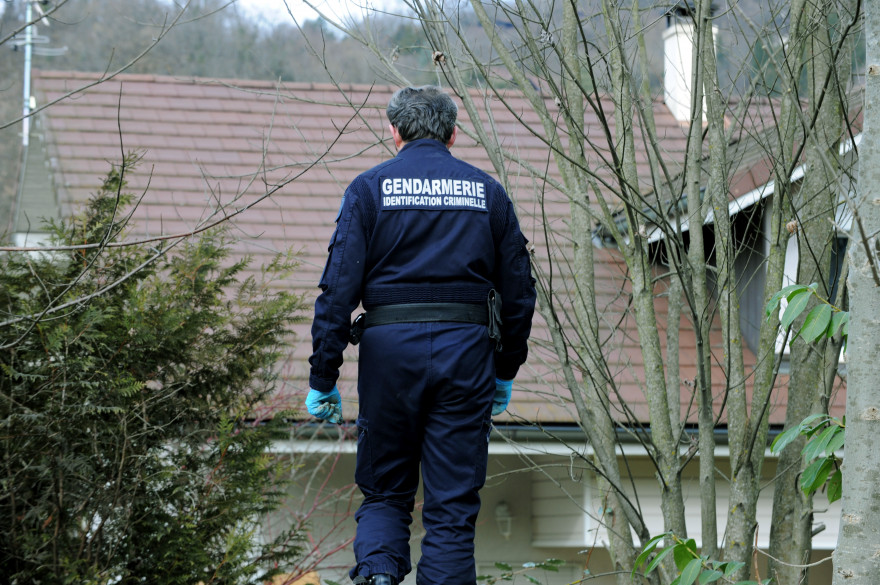 Un gendarme à Talloires (Haute-Savoie) le 18 février 2014 où le jardin d'une maison est sondé..