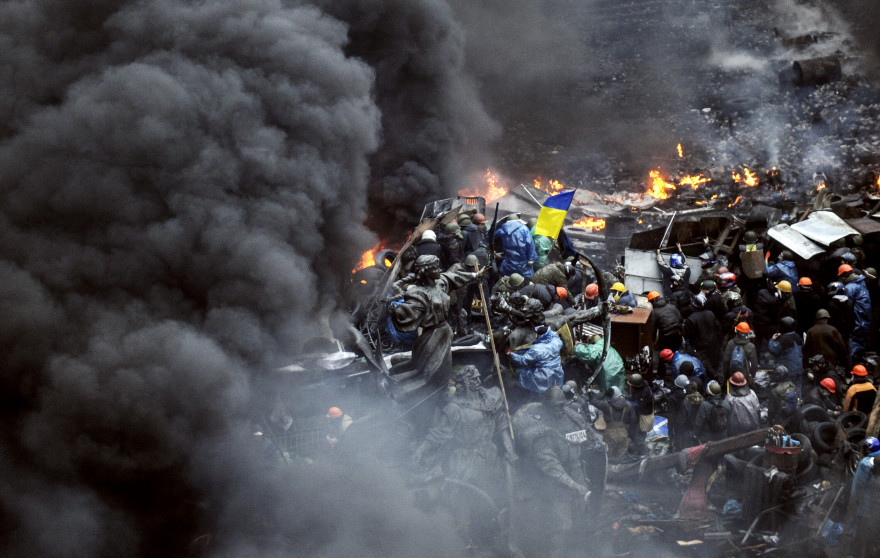 Des manifestants lors d'un face à face avec les forces de l'ordre à Kiev en Ukraine, le 20 février 2014.