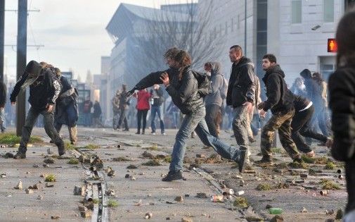 Des manifestants lancent des pavés contre les forces de l'ordre à Nantes samedi 22 février, en marge d'une marche pour s'opposer à l'aéroport de Notre-Dames des Landes (illustration)