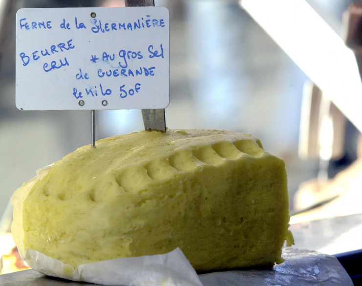 Une motte de beurre cru fermier est présentée sur l'étal d'un producteur fromager sur le marché des fossés Saint Julien à Caen
