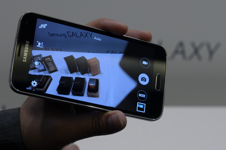 Le smartphone Samsung Galaxy Gear Fit S5, présenté à Barcelone le 23 février 2014.
